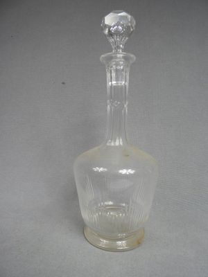 Carafe en cristal, col à pans coupés, avec son bouchon.