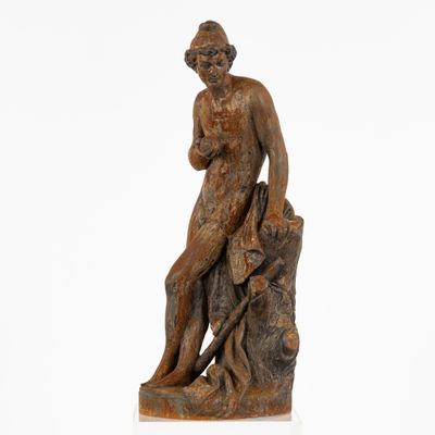 une image représentant la statue d'un homme assis sur une souche d'arbre