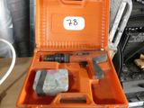 une mallette orange contenant des outils, posée sur une table