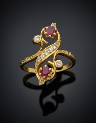 une bague en or sertie d'un rubis et de diamants sur fond noir