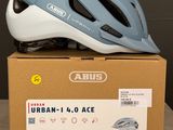un casque posé sur une boîte en carton posée sur une table