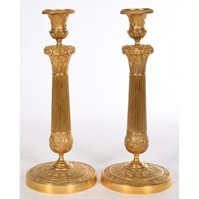 paire de bougeoirs anciens en laiton avec des socles cannelés