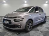 La nouvelle Citroën est garée dans un showroom au sol carrelé