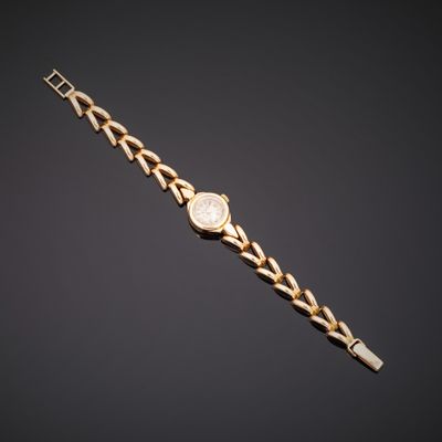 une montre en or avec un cadran blanc et un bracelet en or