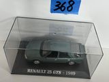 une photo d'une petite voiture dans une boîte transparente posée sur une table