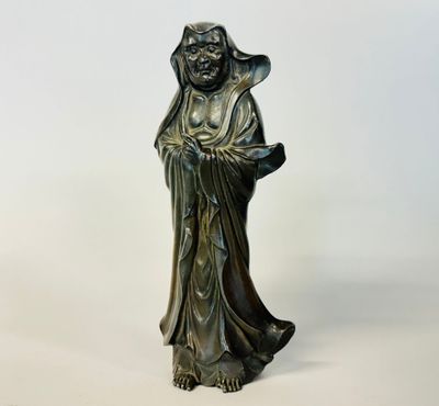 une image représentant une statue d'une femme tenant un bol