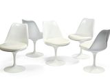 six chaises « Tulip » blanches avec des coussins blancs et un piètement blanc