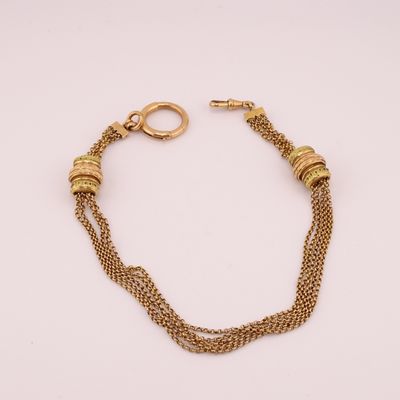 un bracelet en chaîne d'or avec deux boucles et un fermoir, sur fond blanc