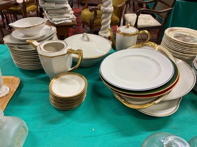 de nombreuses assiettes et tasses sur une table recouverte d'une nappe bleue