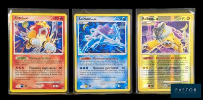 Trois cartes Pokémon différentes sont représentées sur un fond noir.