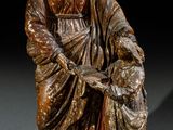 statue représentant une femme tenant un enfant sur ses genoux