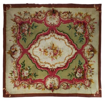 un gros plan d'un tapis orné d'un motif floral