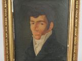 portrait d'un jeune homme en costume noir et chemise blanche