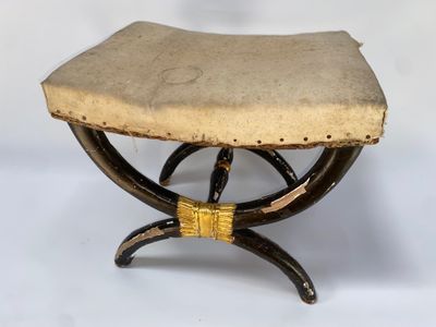 un petit tabouret surmonté d'un coussin