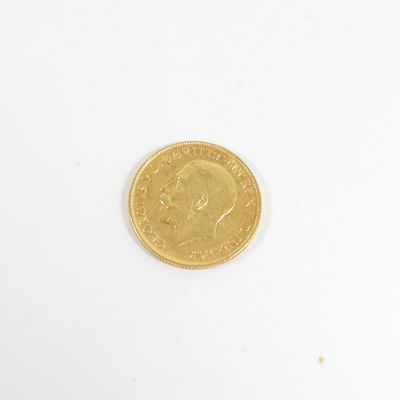 l'image d'une pièce d'or posée sur une surface blanche