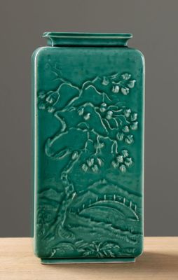 Vase en céramique à glaçure verte à décor d'un cerisier au p…