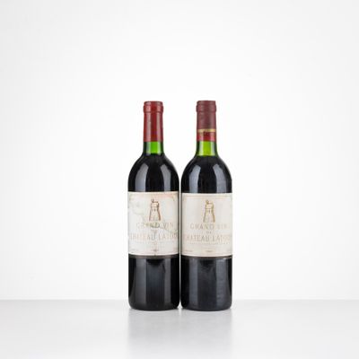 deux bouteilles de vin rouge posées sur une table