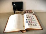 un livre ouvert posé sur une table, à côté d'une valise