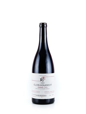 la bouteille de vin rouge est posée sur une surface blanche
