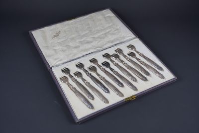 Suite de douze fourchettes à huîtres en argent fourré. - Photo 1