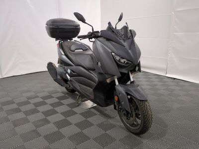 une photo d'une moto garée dans une pièce