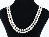 un collier de perles blanches sur un mannequin noir