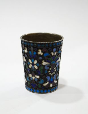 une tasse bleue et blanche posée sur une table