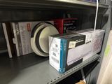 beaucoup d'articles sur les étagères du magasin