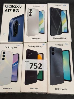 quatre cartons contenant des Samsung Galaxy A7s, des Galaxy A9s et des Galaxy A9s