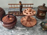 une table en marbre sur laquelle sont disposés divers objets décoratifs