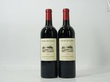 deux bouteilles de vin rouge posées l'une à côté de l'autre sur une table