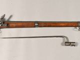 un fusil et un « wrenet » accrochés au mur