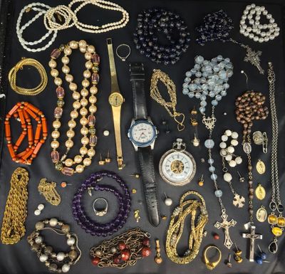de nombreux colliers et bracelets différents disposés sur une table