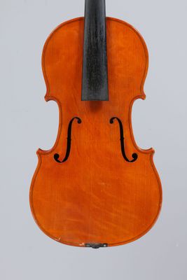 un vieux violon avec un archet sur fond blanc