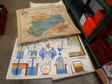 une pile de cartes posée par terre à côté d'une bibliothèque