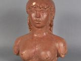 statue représentant la tête et les épaules d'une femme portant un bandeau