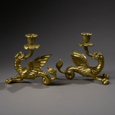 CHINE. Paire de bougeoirs en bronze, les binets sortant de l…