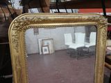 un miroir posé sur une table dans une pièce