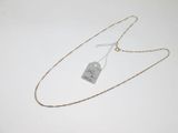 un collier avec une médaille sur laquelle est inscrit « Je t'aime »