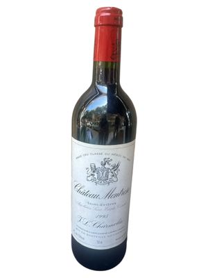 une bouteille de vin posée sur une table