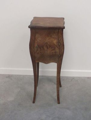 une petite table en bois surmontée d'un tiroir