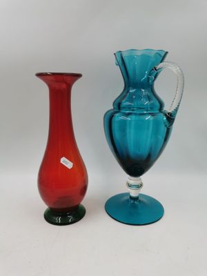 deux vases posés l'un à côté de l'autre sur une table