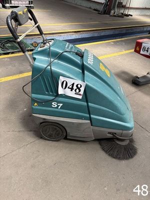 une photo d'une autolaveuse dans un entrepôt