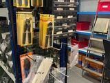 de nombreux articles à vendre sur les étagères du magasin