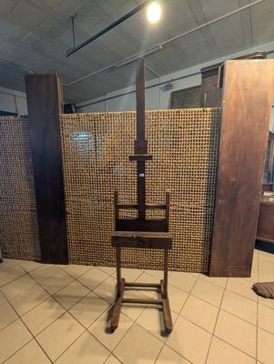 une chaise qui se trouve au milieu d'une pièce