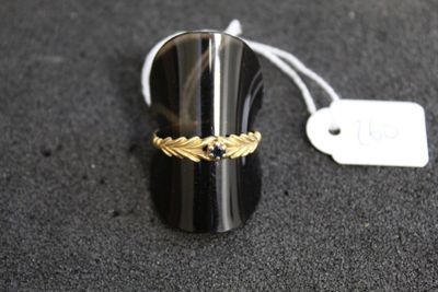 une bague posée sur une table