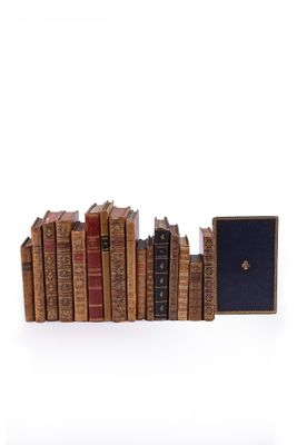 un grand nombre de livres empilés les uns sur les autres