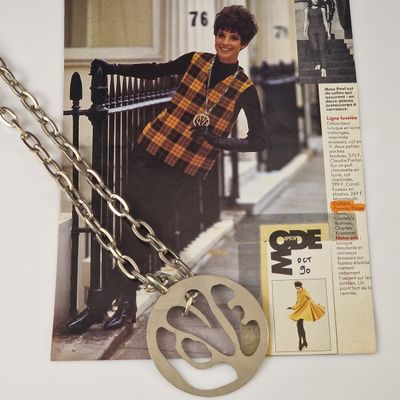 la photo d'un collier portant la photo d'une femme
