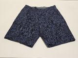 un short bleu orné de feuilles noires et blanches