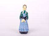 une figurine de femme en robe bleue